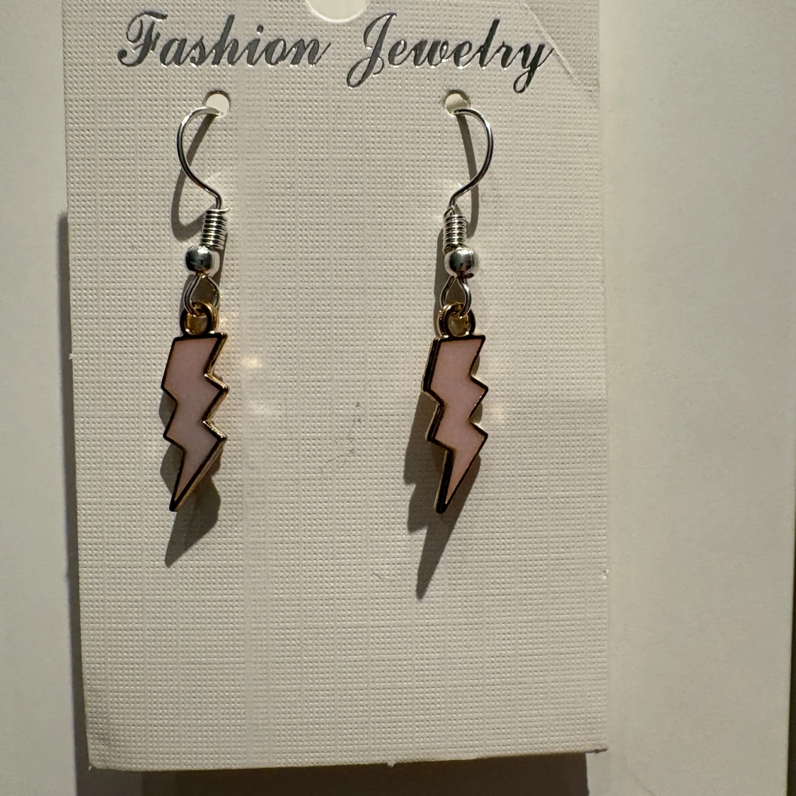 Rosa blixtformade örhängen