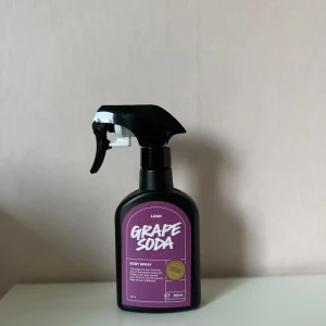 Lush Grape Soda Body Spray - Grape Soda Body Spray från Lush med en fräsch och söt doft av druvläsk. Perfekt för dig som gillar unika och lekfulla dofter. Innehåller 200 ml(endast testad)