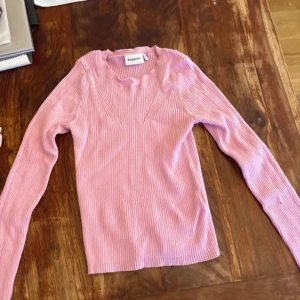 Rosa ribbad långärmad tröja Kappahl - Säljer en ljusrosa ribbad långärmad tröja från Kappahl i storlek XS. Tröjan har en rund halsringning med vågig kant och är gjord i mjuk bomull. Perfekt att matcha med jeans eller kjol för en chill look.