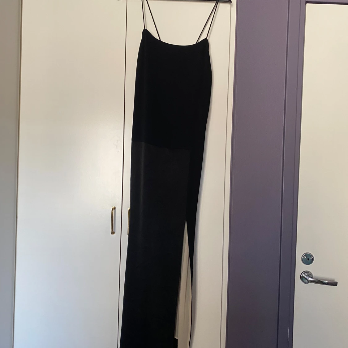 Svart Filippa K långklänning med tunna axelband