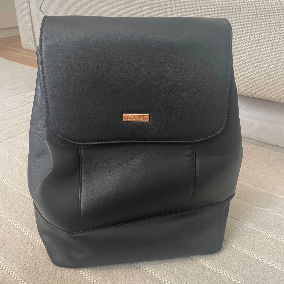 Svart ryggsäck i skinn från Spiral