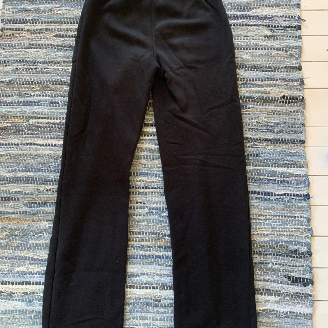 Svarta mjukisbyxor med snörning