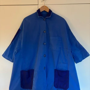 Coolaste jackan från Acne Studios! Storlek 32 oversize, passar 32, 34. 36 - Unik jacka  från Acne Studios med kontrastfärgade fickor och detaljer på ärmar och krage. Jackan har knäppning framtill, tre stora fickor och är tillverkad i bomull. Finns i ett fåtal exemplar. Nypris 4500 kr. Storlek 32 oversize, passar 32, 34. 36