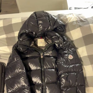 Moncler jacka - Säljer nu min Moncler jacka då jag behöver pengarna. Jackan är i nyskick använd 3 gånger och har nfc tagg på lappen inuti, perfekt för vintern eller kyligare höst dagar. Jackan passar dig som väger mellan 60-70 kg. Priset skulle kunna diskuteras vid snabb affär!! Hör av er för fler bilder eller andra funderingar !