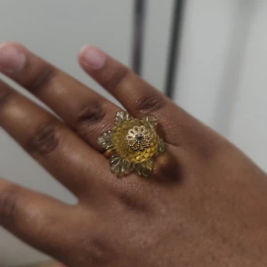 Rolig gulaktig ananas ring  - Knappt använd. Perfekt för dig som vill sticka ut med ett färgglatt och lekfullt smyck