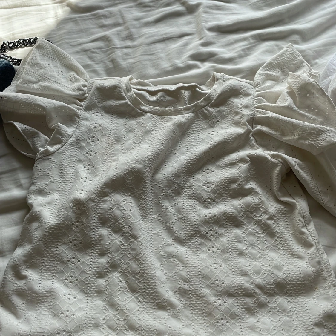 Vit blus med puffärmar och broderi - 1