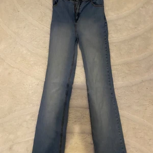 Ljusblå bootcut jeans från H&M mama - Skriv om mer info/bilder behövs❤️