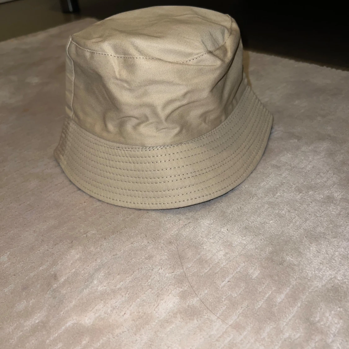 Beige bucket hat i bomull