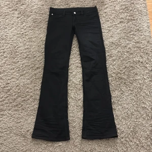 Jeans cheap Monday - Svarta byxor från Cheap Monday med bootcut-modell och klassisk femficksdesign. Priset går att diskutera. Jeansen är slutsålda 