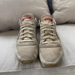 Beige sneakers från Philippe Model( sulan är bara sliten) - Säljer ett par snygga beige sneakers från Philippe Model (NYPRIS RUNT 2000kr) med detaljer i mocka och mesh. Skorna har röda detaljer vid hälen och på plösen. (Säljer så billigt pga botten, inget läcker in eller så dom funkar jätte bra ändå fast sulan är nedsliten) annars bra Scick. Kommer ej me box eller dustbag! Hör av dig vid intresse eller frågor, priset är ej hugget u sten!!  
