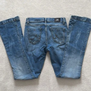 Blå bootcut jeans från LTB - Säljer ett par snygga blå bootcut jeans från LTB, modell Fallon. 