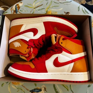 Nike Air Jordan 1 röd/ljusbrun/vit - Fräscha skor som bara är använda en gång, säljer pga köpt nya! Priset är inte hugget i sten.
