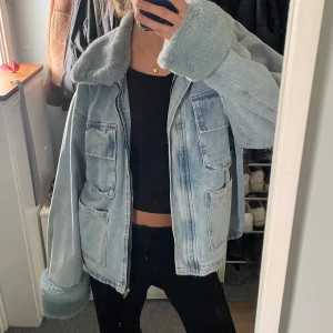 jeansjacka med päls - Superfin jacka i fint skick!😇Sitter som en S/M och är lång i ärmarna, kan gå ner lite i pris
