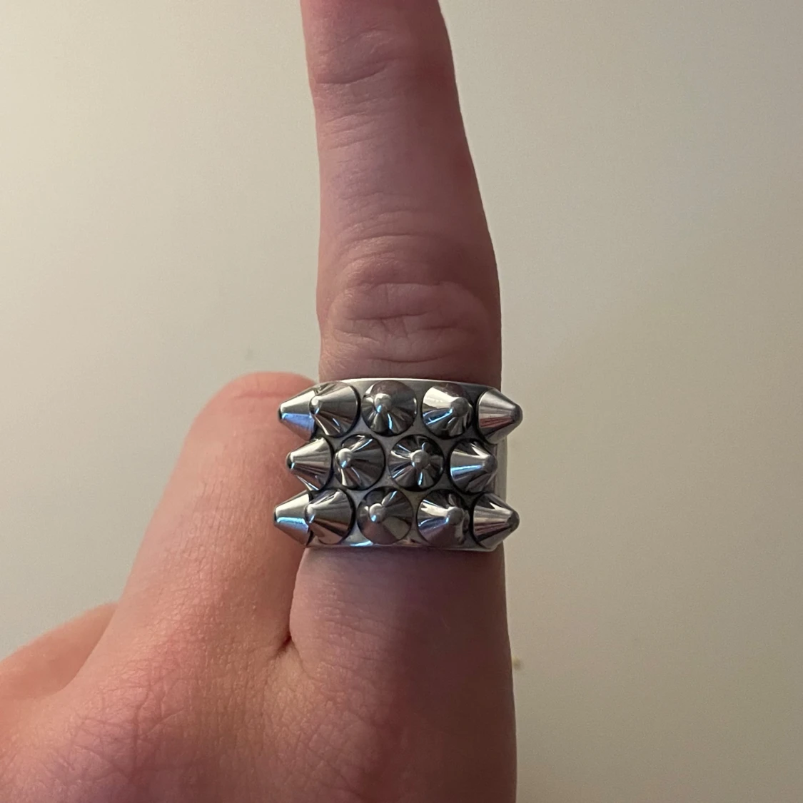 Silvrig ring med nitar från Edblad