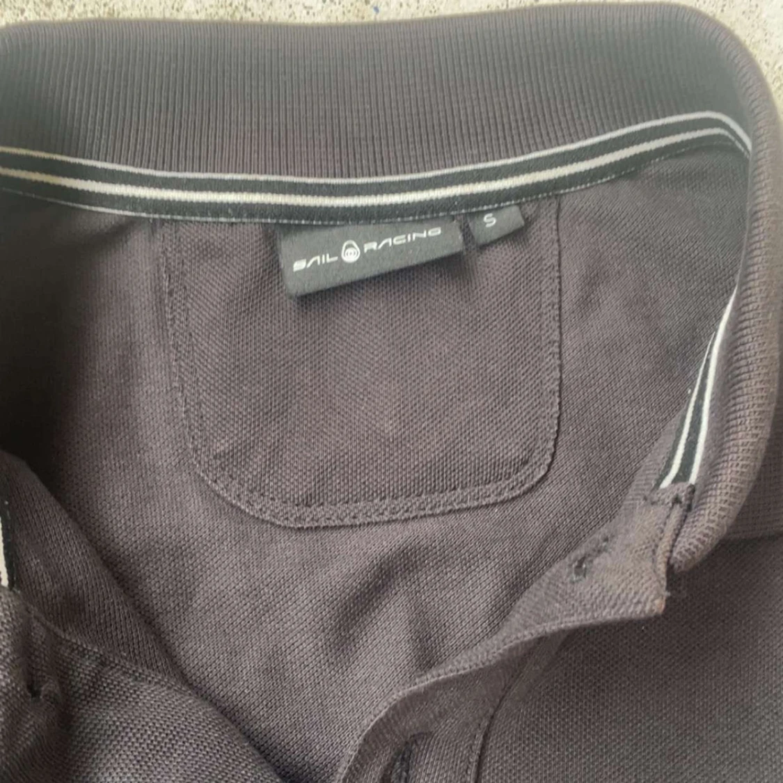 Svart piké från Sail Racing, storlek S - 1