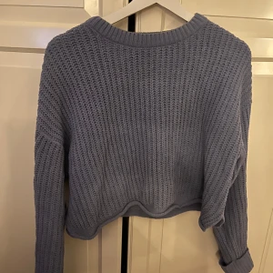 Ljuslila stickad tröja - Säljer en ljuslila stickad tröja med grov struktur och ribbad kant vid halsen och ärmsluten. Super skön och mysig💕💕