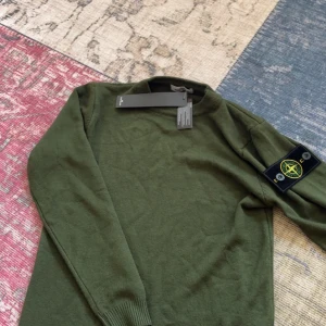 Olivgrön stickad tröja Stone Island - Skön stickad stone Island. Har ej använt då den är för liten. Dm ifall du har en fråga. Kom med prisförslag. OBS falsk