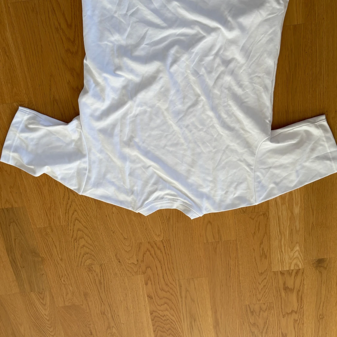 Vit t-shirt från Uniqlo U strl S - 1