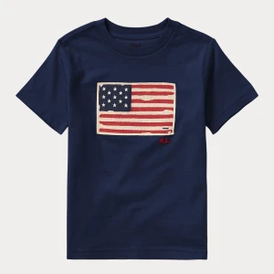 Mörkblå t-shirt Polo Ralph Lauren - Snygg mörkblå t-shirt från Polo Ralph Lauren med amerikansk flagga på bröstet. Klassisk passform och rund halsringning, perfekt till jeans eller shorts. Skriv till mig för fler bättre bilder så löser jag! Storlek 14-16 och passar mig som använder S i vuxenstorlek. Inga defekter eller fläckar det som syns på bilderna är från spegeln!💕
