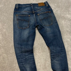 Nudie jeans - Tja! Säljer dessa schyssta blå nudie ”lean dean” jeans! Jeansen är fint skick och har en snygg tvätt! Size 29/32. Skriv vid funderingar!