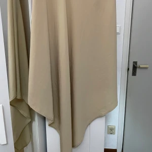 Begie Khimar - Vanlig begie khimar, testat men aldrig använt.