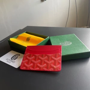 Röd cardholder - Stilren ”cardholder” i färgen röd