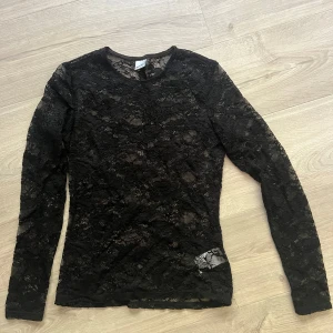 Svart spetstopp - Svart spetsblus med lång ärm och rund hals. Storlek s, från Gina tricot 