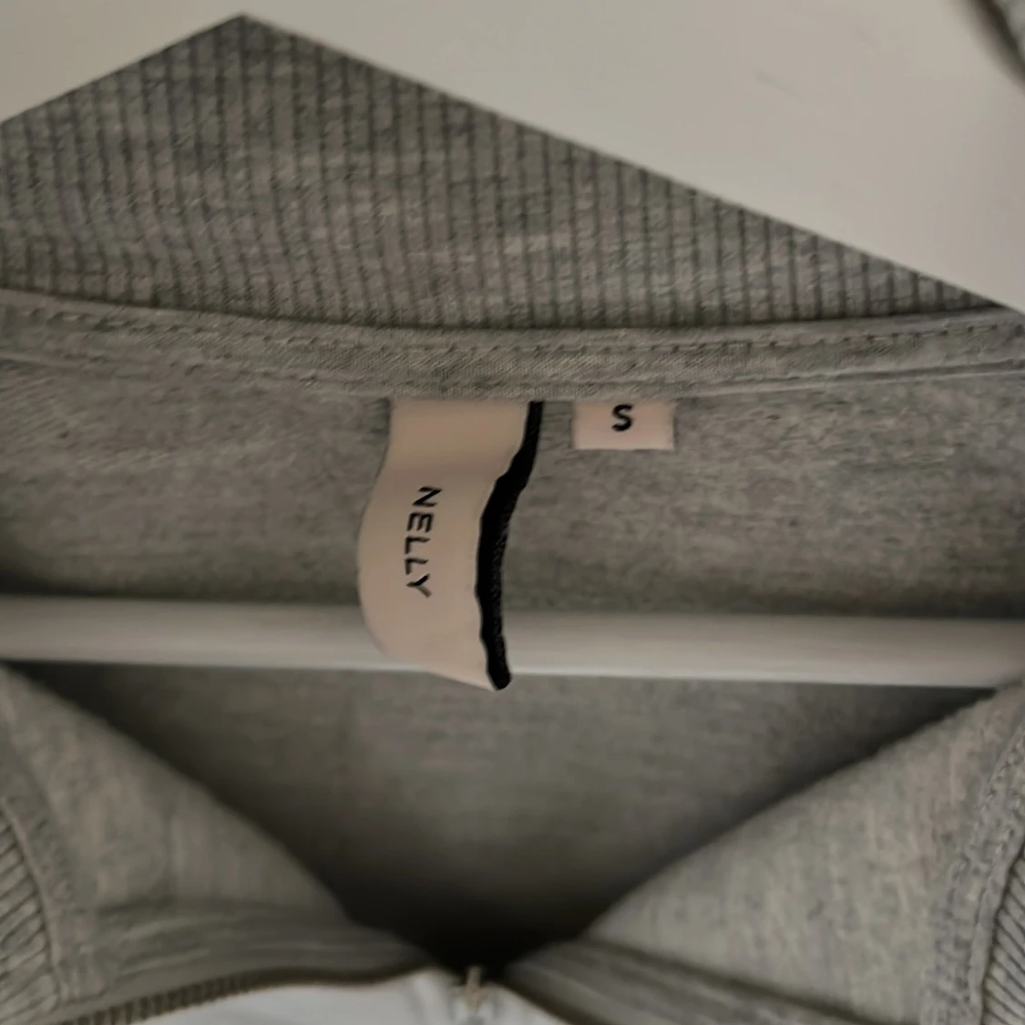 Grå ziptröja från Nelly - 3