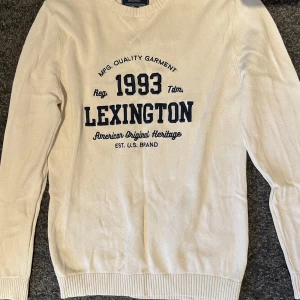 Lexington tröja  - Säljer en stilren och klassisk Lexington tröja i mjuk bomullsmix. Crèmefärgad – en tidlös och neutral nyans som passar till allt. Modellen är en crewneck med ribbade muddar och diskret Lexington-logga broderad på bröstet. Perfekt för både vardag och avslappnade helglooks!