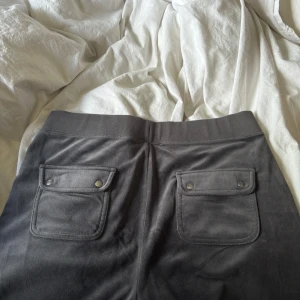 Juicy byxor - Gråa juicy byxor i storlek L, knappt använda då de är för stora för mig 