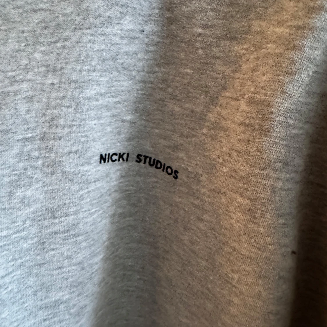 Grå hoodie från Nicki Studios - 1