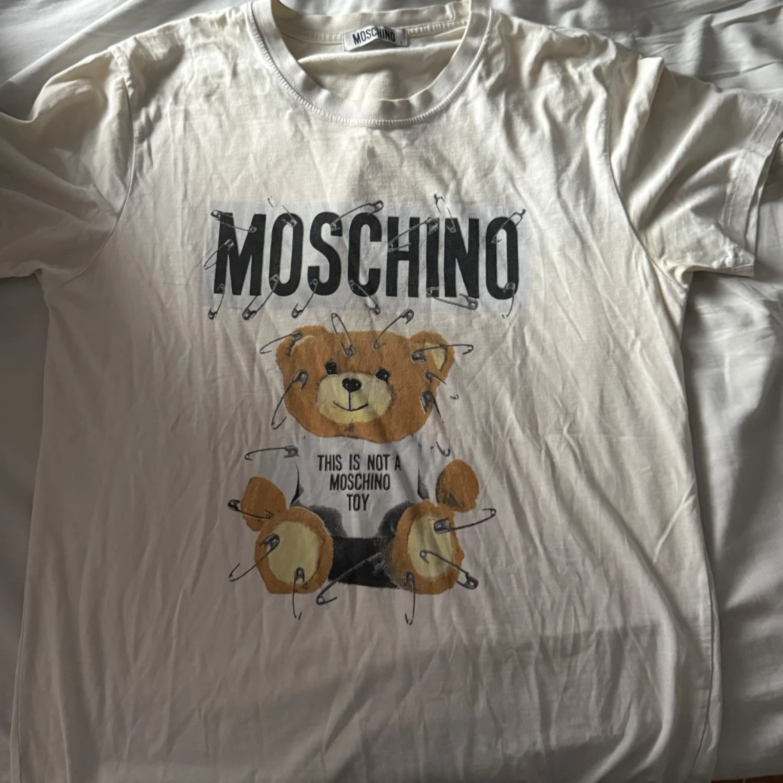 Vit Moschino t-shirt med nalletryck - 1