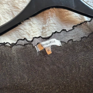 Glittrig topp - Svart glittrig topp från chiquelle. Den är genomskinlig och superfin till fest 💕
