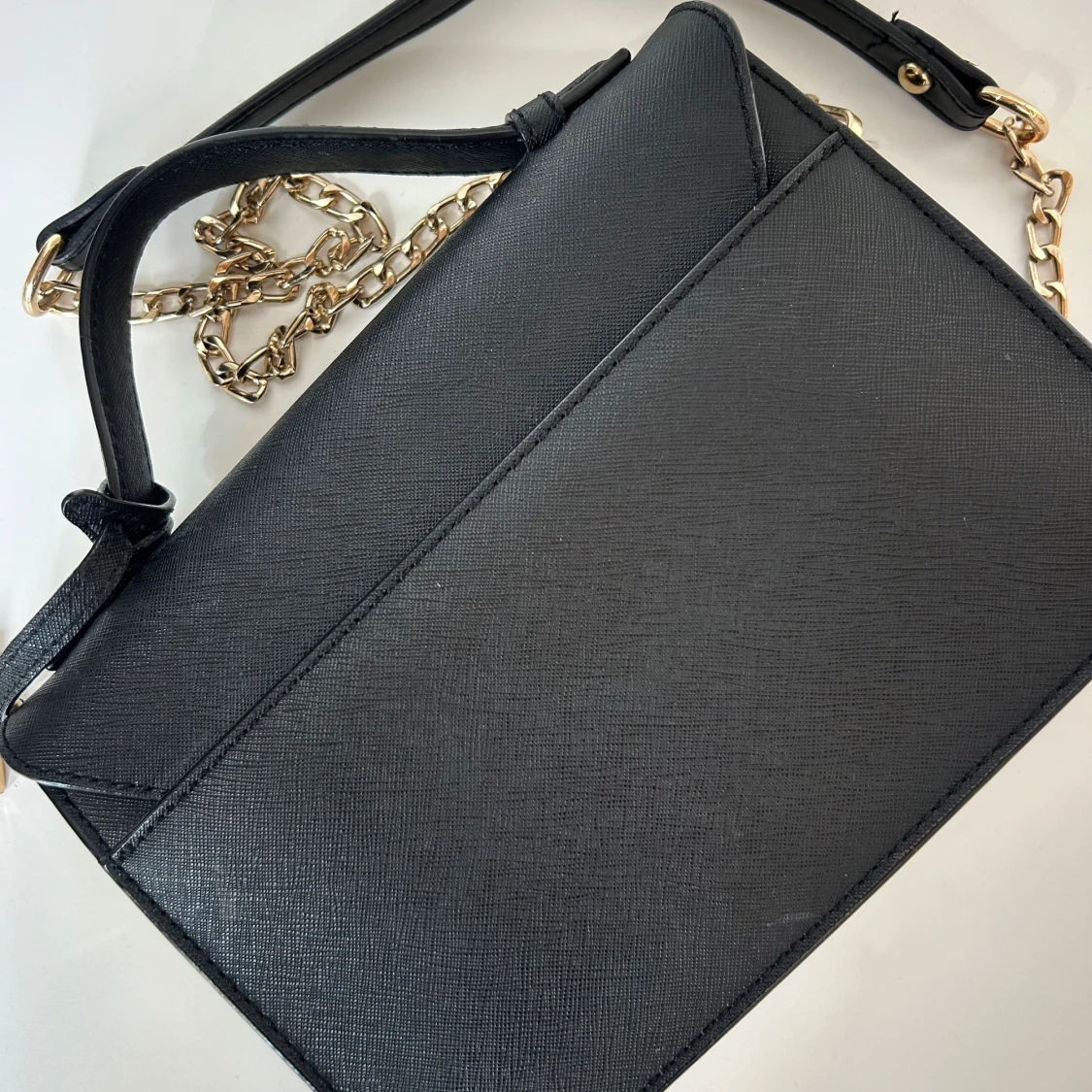 Svart axelväska från DKNY med guldkedja - 2