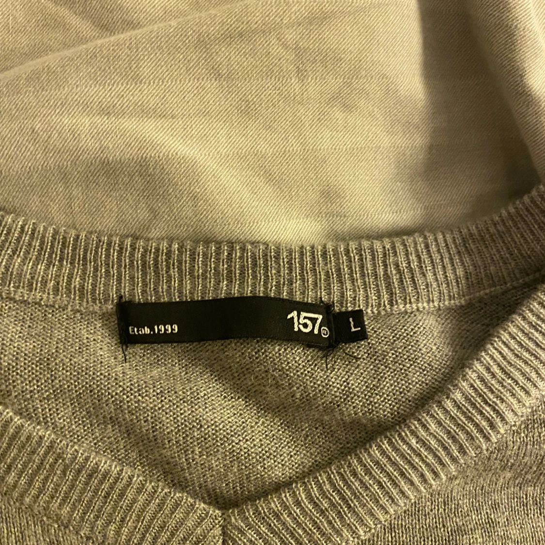 Grå v-ringad tröja från 157 - 2