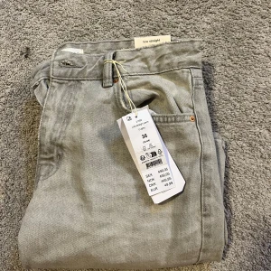 Ljusgrå low straight jeans  - Säljer ett par ljusgrå jeans med low waist och raka ben. Helt oanvända med prislapp kvar 