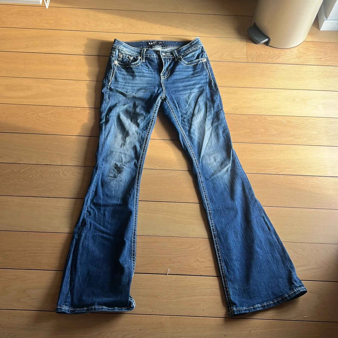 Blå bootcut jeans Miss Me, stl 27