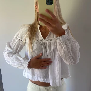 Vit blus med volang och spetsdetaljer - Säljer en söt vit blus med volang🥰 Köpte från Gina och använt en till två gånger, säljer för att den är för liten🩷 Storlek 158/164, passar för xs/s 🥰