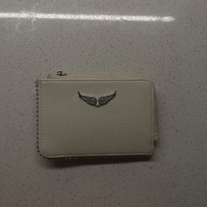 Zadig plånbok  - Vit Zadig plånbok som får plats med många kort och har även ett fack med kedja