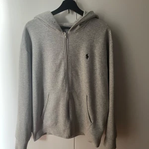 Polo Ralph laueren Zip hoodie  - Säljer då den inte kommer till så mycket användning. Mycket fet tröja överlag. Storlek L i bra skick 