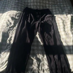 Svarta velourbyxor Juicy Couture XL - Svarta mjukisbyxor från Juicy Couture. Endast provade hemma, då dom är för stora för mig! 