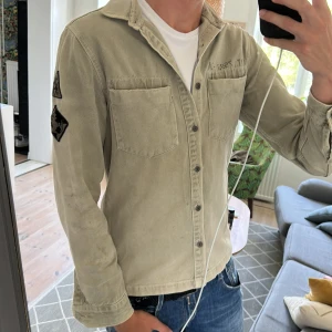 Olivgrön overshirt  - Unik och stilren overshirt perfekt nu till skolstarten. Skriv vid fundering 🙌