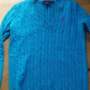 Blå Ralph Lauren stickad tröja💞 - En blå stickad Ralph Lauren tröja med rosa märke💘 står storlek S men lite stor i storleken