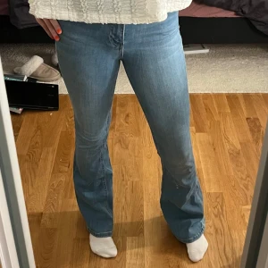 Medelhöga bootcut jeans - Fint skick utan defekter💕