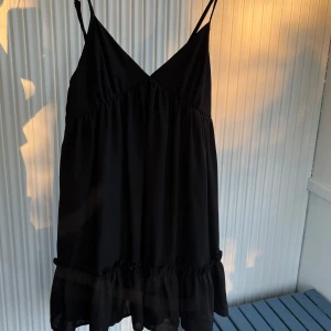 jättefin klänning - Snygg basic svart klänning som tyvärr inte kommer till användning😊 Skriv för fler bilder mm.