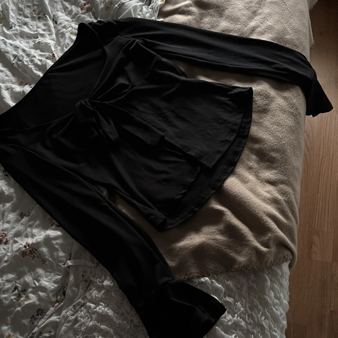 Svart omlottopp med knyt från SHEIN - 1