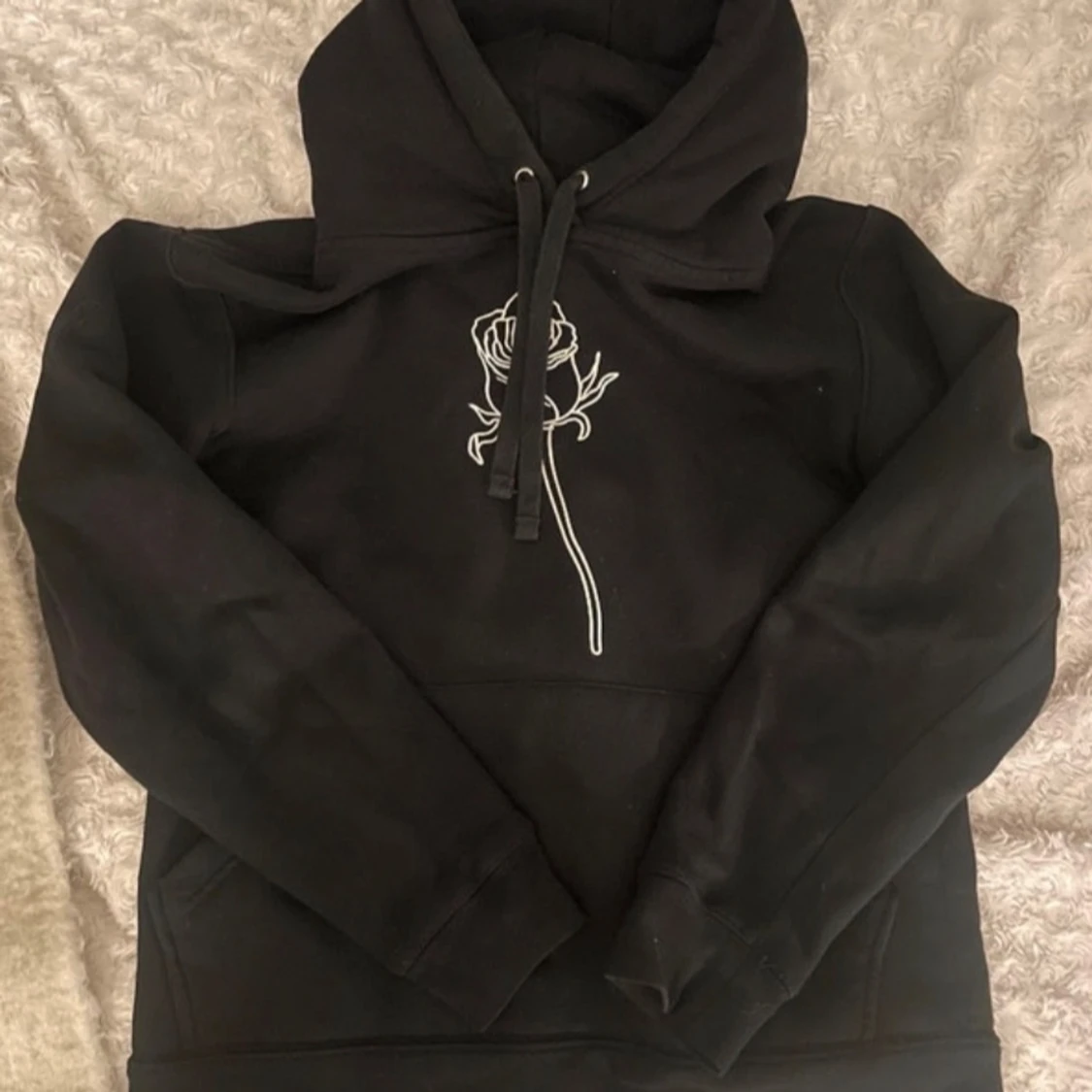 Svart hoodie med ros från The Cool Elephant - 2