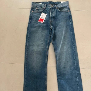 Zara jeans i model regular - Zara jeans i modellen regular i storleken 38, vi köpte dessa till min borsa i födelsedags present men de passade inte och vi försökte lämna tillbaka de men det var försent. Aldrig använda bara provat på. Bra skick👍(kille)