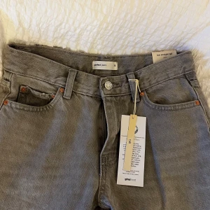 Gråa straight jeans från Gina Tricot - Snygga grå tall jeans från Gina Tricot, helt nya 500