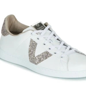 Victoria vita sneakers med glitterdetaljer - Ett par helt nya Snygga vita sneakers från Victoria med glittriga silverdetaljer på hälen och ett stort V i glitter på sidan. Säljer pga har köpt fel storlek 
